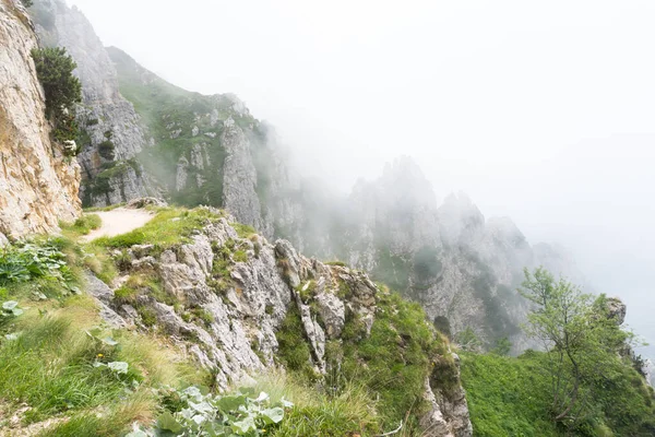 52 tünelin yolu, İtalya 'daki Pasubio bölgesinde Birinci Dünya Savaşı sırasında inşa edilmiş bir askeri katır yoludur.