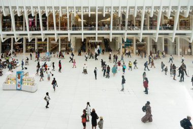 New York City, ABD - 7 Ağustos 2019: Calatrava tarafından tasarlanan ünlü bir alışveriş merkezi ve metro durağı olan Oculus 'un içinde gezinen insanlar
