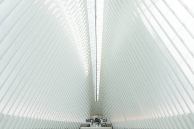 New York City, ABD - 7 Ağustos 2019: Calatrava tarafından tasarlanan ünlü bir alışveriş merkezi ve metro durağı olan Oculus 'un içinde gezinen insanlar