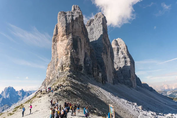 Dobbiaco Włochy Września 2021 Ludzie Ścieżce Podnóża Słynnych Trzech Szczytów — Zdjęcie stockowe