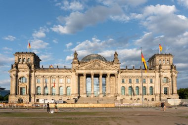 Berlin, Almanya-Ağustos 8, 2022: Güneşli bir günde Berlin 'deki Alman parlamentosunun ya da bundestag' ın ana cephesine bakın..