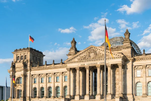 Berlin, Almanya-Ağustos 8, 2022 Berlin 'de güneşli bir günde Alman parlamentosunun ya da bundestag' ın ana cephesinin görüntüsü.