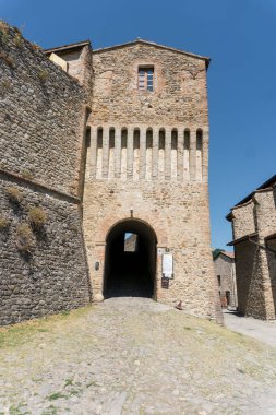 Torrechiara, İtalya-31 Temmuz 2022: Güneşli bir günde Parma ilindeki Torrechiara şatosunun görüntüsü