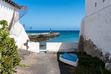 Arrietta, İspanya - 9 Ağustos 2018: Güneşli bir günde Casa La Juanita ile ünlü Lanzarote adasındaki küçük Arrietta kasabasının manzarası