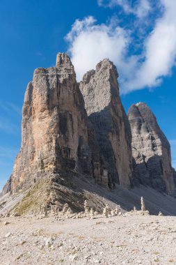 Dobbiaco, İtalya-11 Eylül 2021: Güneşli bir günde Lavaredo 'nun ünlü üç zirvesinin eteklerindeki insanlar