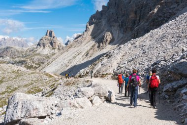 Dobbiaco, İtalya-11 Eylül 2021: Güneşli bir günde Lavaredo 'nun ünlü üç zirvesinin eteklerindeki insanlar