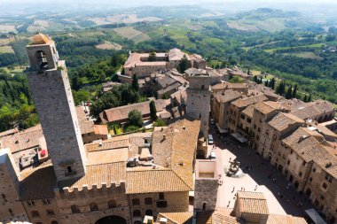 San Gimignano, İtalya-Ağustos 8.2020: Güneşli bir günde Torre Grossa 'dan San Gimignano' nun havadan görünüşü