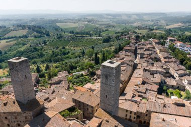 San Gimignano, İtalya-Ağustos 8.2020: Güneşli bir günde Torre Grossa 'dan San Gimignano' nun havadan görünüşü