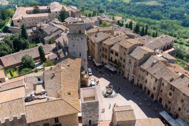 San Gimignano, İtalya-Ağustos 8.2020: Güneşli bir günde Torre Grossa 'dan San Gimignano' nun havadan görünüşü