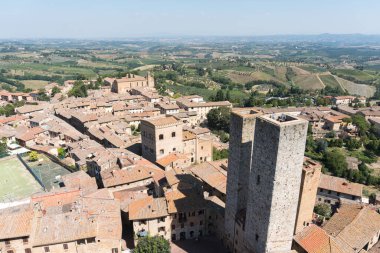 San Gimignano, İtalya-Ağustos 8.2020: Güneşli bir günde Torre Grossa 'dan San Gimignano' nun havadan görünüşü