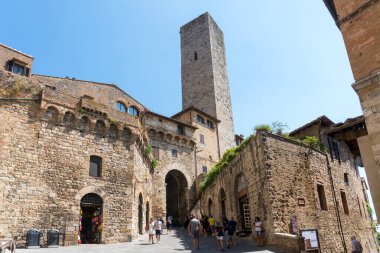 San Gimignano, İtalya-Ağustos 8.2020: güneşli bir günde Saint Gimignano 'da gezinen insanlar.