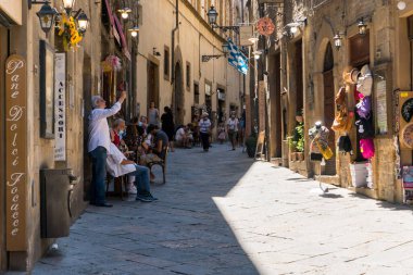 Volterra, İtalya-Ağustos 8.2020: güneşli bir günde Volterra 'da gezinen insanlar.