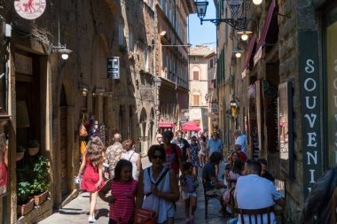 Volterra, İtalya-Ağustos 8.2020: güneşli bir günde Volterra 'da gezinen insanlar.