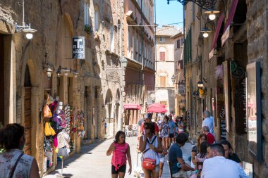 Volterra, İtalya-Ağustos 8.2020: güneşli bir günde Volterra 'da gezinen insanlar.