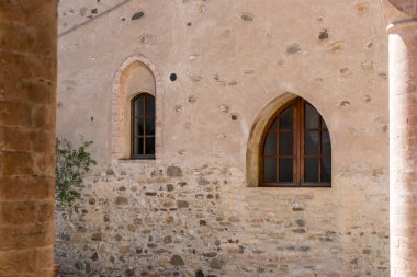 Torrechiara, İtalya-31 Temmuz 2022: Güneşli bir günde Parma ilindeki Torrechiara şatosunun içinin görüntüsü