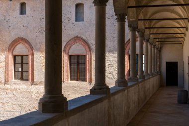 Torrechiara, İtalya-31 Temmuz 2022: Güneşli bir günde Parma ilindeki Torrechiara şatosunda gezinmek