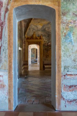 Torrechiara, İtalya-31 Temmuz 2022: Güneşli bir günde Parma ilindeki Torrechiara şatosunun güzel freskli iç kısımları