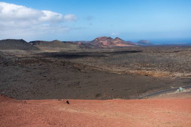 Güneşli bir günde Timanfaya Ulusal Parkı ve Lanzarote 'deki Volkanlar' ın klasik manzarası