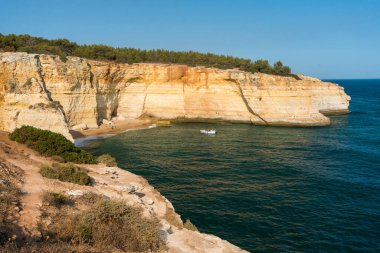 Güneşli bir günde Portekiz 'in Algarve bölgesinin kıyı manzarası