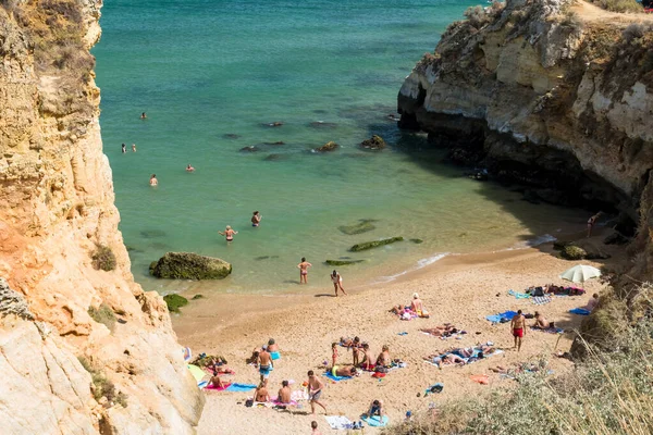 Algarve Portogallo Agosto 2017 Persone Sulla Spiaggia Della Costa Dell — Foto Stock