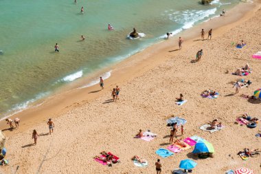 Algarve, Portekiz-Ağustos 15, 2017: güneşli bir günde Portekiz 'in Algarve sahilindeki insanlar