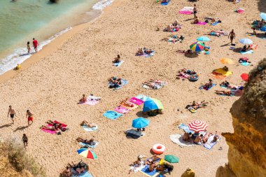 Algarve, Portekiz-Ağustos 15, 2017: güneşli bir günde Portekiz 'in Algarve sahilindeki insanlar