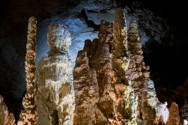 Σταλακτίτες Και Σταλαγμίτες Μέσα Στις Υπόγειες Σπηλιές Του Frasassi Στην — Φωτογραφία Αρχείου