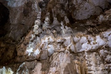İtalya 'nın Ancona bölgesindeki Frasassi yeraltı mağaralarında sarkıtlar ve dikitler var.