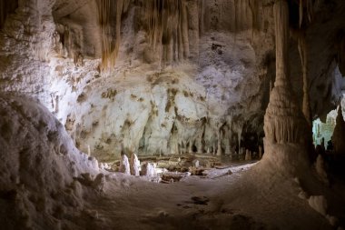 İtalya 'nın Ancona bölgesindeki Frasassi yeraltı mağaralarında sarkıtlar ve dikitler var.
