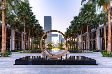 Dubai, Birleşik Arap Emirlikleri - 12 Mart 2023: Güneşli bir günde Dubai gökdelenleri ve Zabeel Parkı yakınlarındaki simgeler