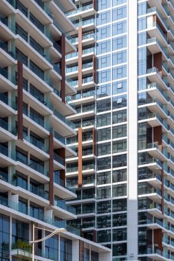 Dubai, Birleşik Arap Emirlikleri - 12 Mart 2023: özellikle Dubai 'de güneşli bir günde Zabeel parkı yakınlarındaki Dubai gökdelenleri