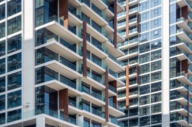 Dubai, Birleşik Arap Emirlikleri - 12 Mart 2023: özellikle Dubai 'de güneşli bir günde Zabeel parkı yakınlarındaki Dubai gökdelenleri