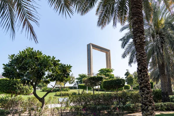 Dubai, Birleşik Arap Emirlikleri - 12 Mart 2023: Güneşli bir günde Zabeel Parkı 'nda yürürken Dubai Çerçevesi' nin görüntüsü
