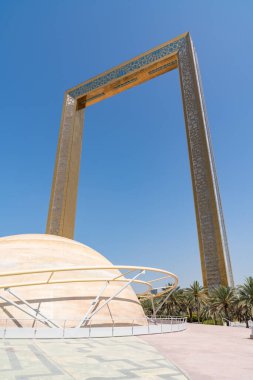 Dubai, Birleşik Arap Emirlikleri - 12 Mart 2023: Güneşli bir günde Zabeel Parkı 'nda yürürken Dubai Çerçevesi' nin görüntüsü