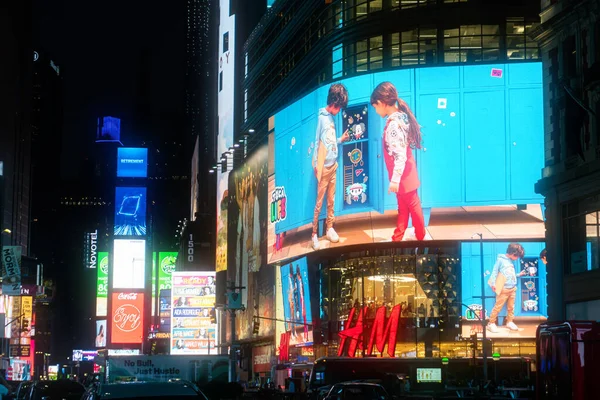 ニューヨーク市 8月9 2019 人々と観光客は夏の夜の間にマンハッタンのタイムスクエアのライトと高層ビルの中を散歩します — ストック写真