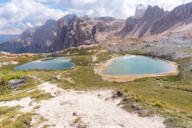 Dobbiaco, İtalya-11 Eylül 2021: Güneşli bir günde Lavareto ve Locatelli 'nin üç tepesi yakınlarındaki Piani göllerinin manzarası
