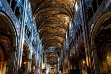 Parma, İtalya-3 Nisan 2022: Parma katedralinin içi ve güzel freskleri.