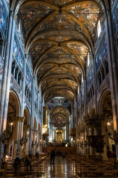 2022年4月3日 美しいフレスコ画を持つパルマ大聖堂の内部の景色 — ストック写真