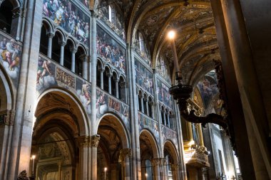 Parma, İtalya-3 Nisan 2022: Parma katedralinin içi ve güzel freskleri.