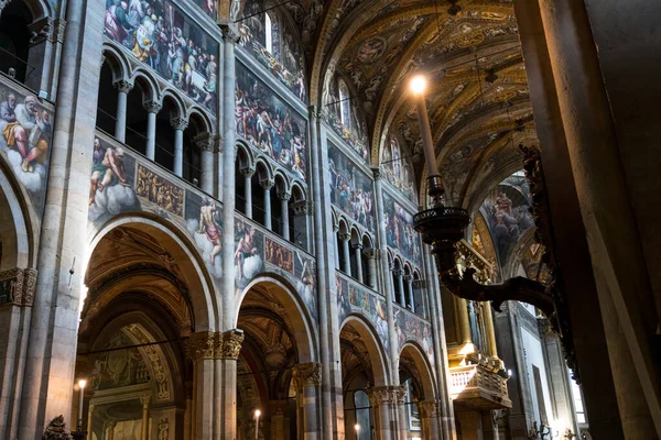 2022年4月3日 美しいフレスコ画を持つパルマ大聖堂の内部の景色 — ストック写真