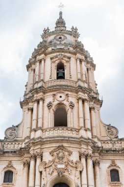 Modica, İtalya-8 Mayıs 2022: Bulutlu bir günde Modica 'daki San Giorgio Katedrali' nin özel bir bölümü