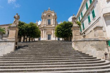 Modica, İtalya-8 Mayıs 2022: Güneşli bir günde San Giovanni Evangelista Kilisesi manzarası