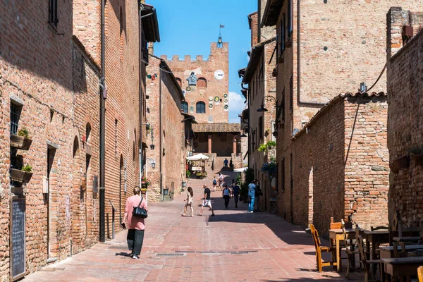 Certaldo Italien August 2020 Menschen Und Touristen Spazieren Einem Sonnigen — Stockfoto