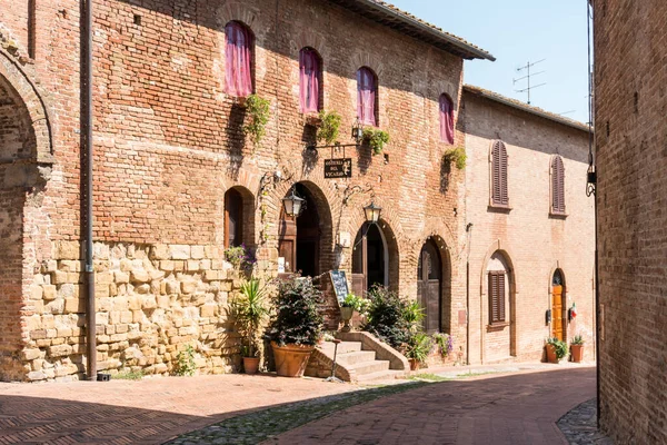 Certaldo Agosto 2020 Persone Turisti Passeggiano Antico Borgo Certaldo Toscana — Foto Stock