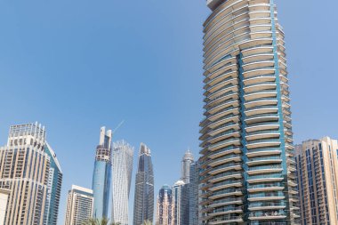 Dubai, Birleşik Arap Emirlikleri - 12 Mart 2023: Güneşli bir günde Dubai Marina 'da yürürken Dubai gökdelenlerinin manzarası