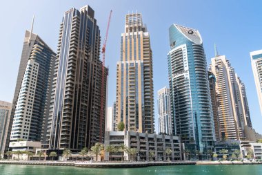 Dubai, Birleşik Arap Emirlikleri - 12 Mart 2023: Güneşli bir günde Dubai Marina 'da yürürken Dubai gökdelenlerinin manzarası