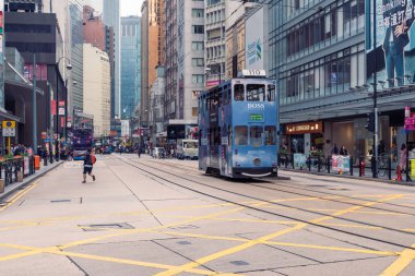 Hong Kong, 25 Mart 2019: Bulutlu bir günde Hong Kong sokaklarında gökdelenler arasında çınlama