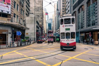 Hong Kong, 25 Mart 2019: Bulutlu bir günde Hong Kong sokaklarında gökdelenler arasında çınlama