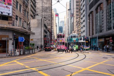 Hong Kong, 25 Mart 2019: Bulutlu bir günde Hong Kong sokaklarında gökdelenler arasında çınlama