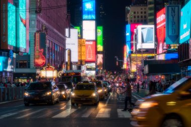 New York City, ABD - 9 Ağustos 2019: İnsanlar ve turistler Manhattan 'da bir yaz gecesi boyunca Time Square' in ışıkları ve gökdelenleri arasında gezinirler